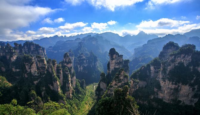 大巴事故引发关注，自然美景下的探索之旅遭遇意外挑战